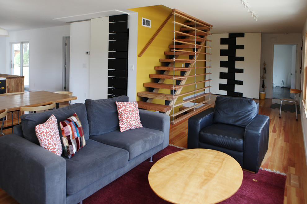 Идея дизайна: открытая гостиная комната среднего размера в стиле модернизм с белыми стенами и светлым паркетным полом без камина, телевизора