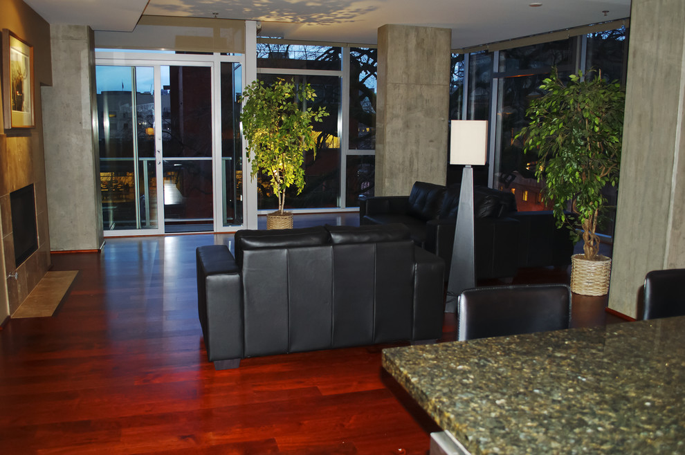 Mittelgroßes, Repräsentatives, Fernseherloses, Offenes Modernes Wohnzimmer mit beiger Wandfarbe, dunklem Holzboden, Kamin und gefliester Kaminumrandung in Portland