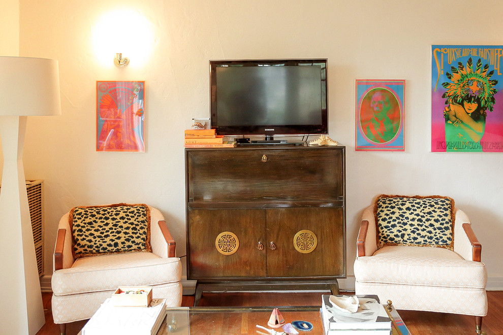 Réalisation d'un petit salon bohème fermé avec un mur blanc, un sol en bois brun et un téléviseur indépendant.