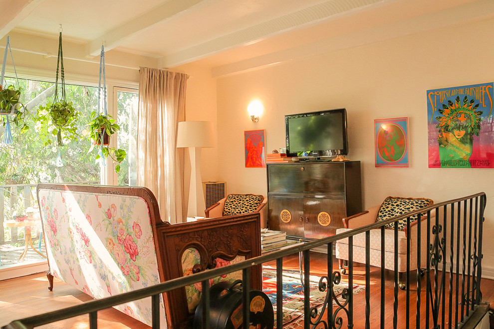 Foto di un piccolo soggiorno eclettico chiuso con pareti bianche e pavimento in legno massello medio