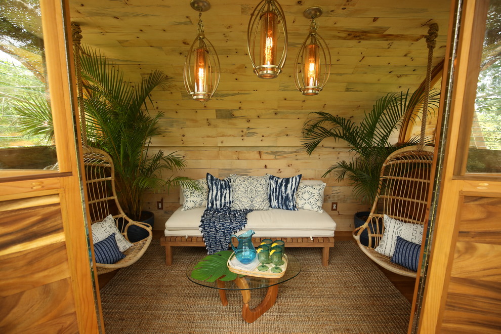 Идея дизайна: маленькая изолированная гостиная комната в морском стиле с бежевыми стенами, паркетным полом среднего тона и коричневым полом без камина, телевизора для на участке и в саду