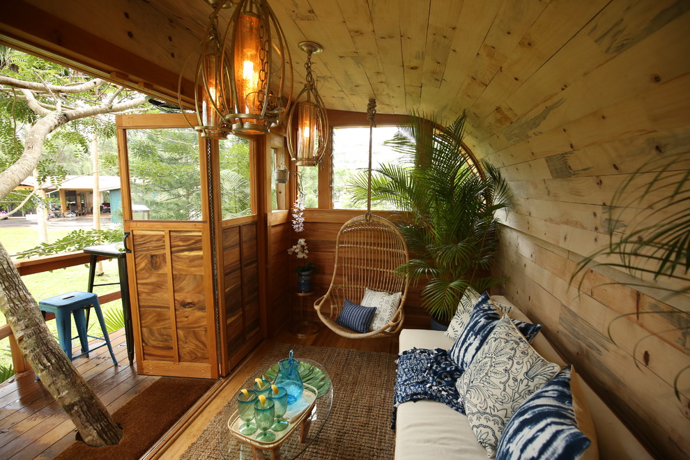 На фото: маленькая изолированная гостиная комната в морском стиле с бежевыми стенами, паркетным полом среднего тона и коричневым полом без камина, телевизора для на участке и в саду с