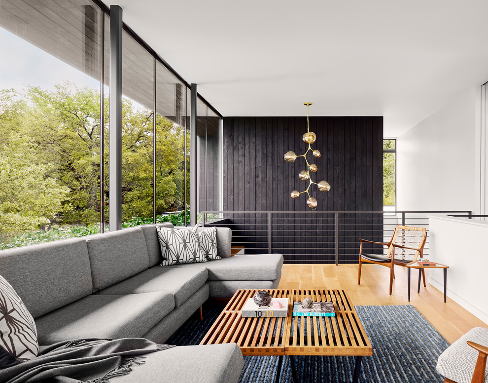 Свежая идея для дизайна: гостиная комната в современном стиле с белыми стенами, паркетным полом среднего тона и коричневым полом - отличное фото интерьера