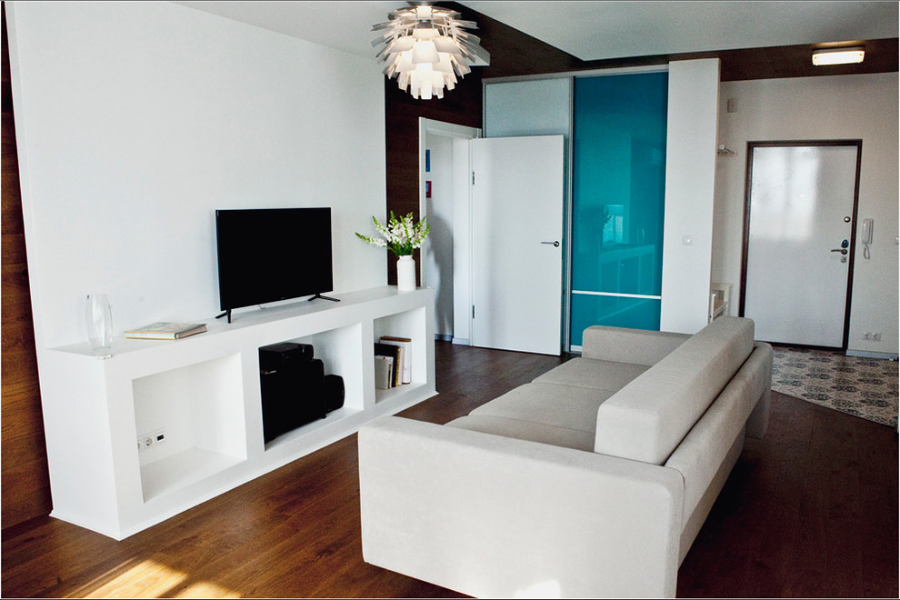 Свежая идея для дизайна: маленькая открытая гостиная комната в современном стиле с белыми стенами, светлым паркетным полом и телевизором на стене для на участке и в саду - отличное фото интерьера