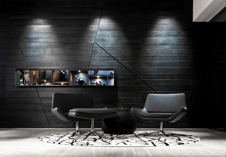 Foto di un grande soggiorno design aperto con sala formale, pareti nere, camino lineare Ribbon, cornice del camino in pietra e TV a parete