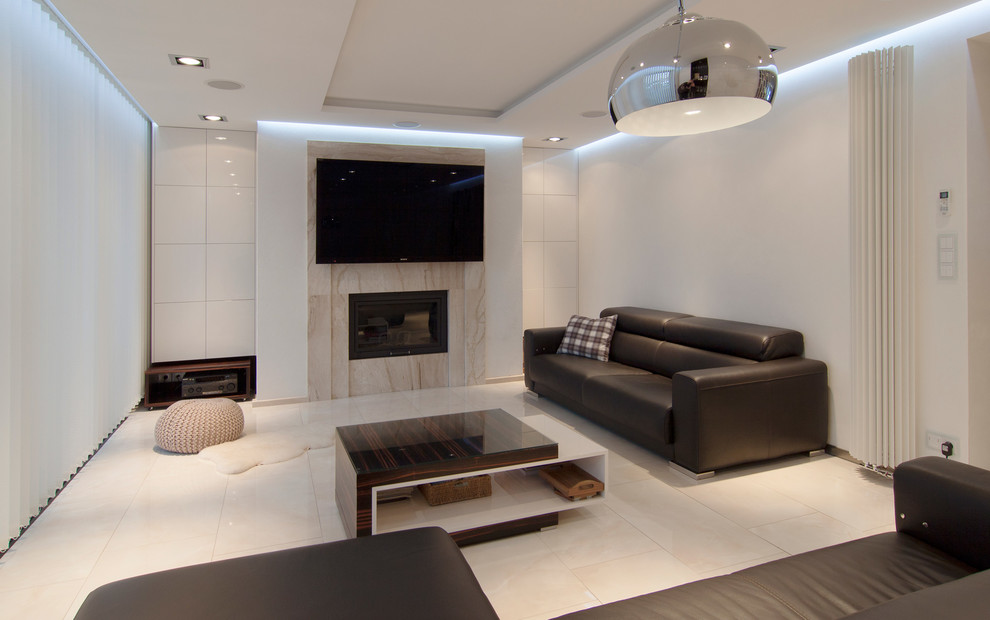 Стильный дизайн: парадная, открытая гостиная комната среднего размера в современном стиле с белыми стенами, полом из керамогранита, горизонтальным камином, фасадом камина из плитки и телевизором на стене - последний тренд