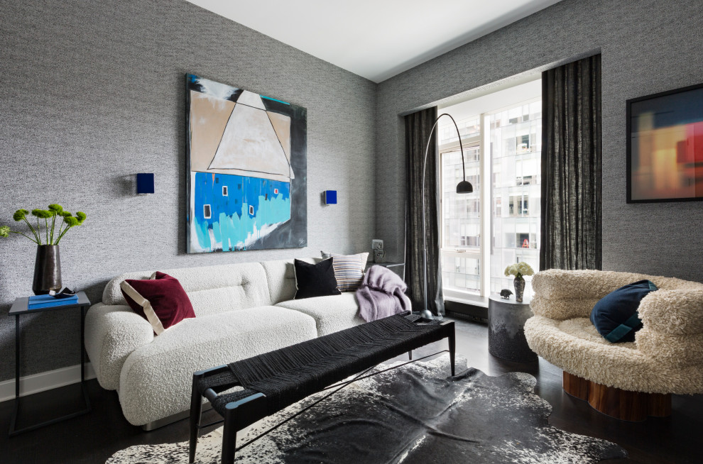 Стильный дизайн: гостиная комната в современном стиле с серыми стенами, черным полом и обоями на стенах - последний тренд