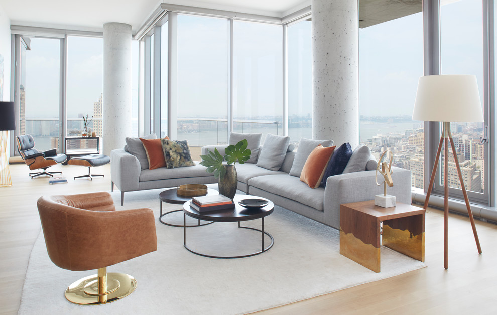 Esempio di un soggiorno contemporaneo aperto con parquet chiaro e pavimento beige