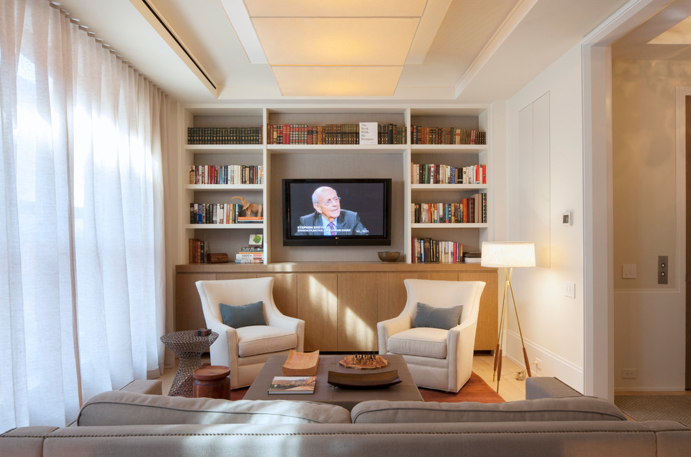 Стильный дизайн: изолированная гостиная комната среднего размера в стиле неоклассика (современная классика) с светлым паркетным полом, с книжными шкафами и полками, белыми стенами, телевизором на стене и бежевым полом без камина - последний тренд