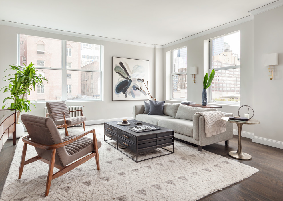 Repräsentatives, Offenes Skandinavisches Wohnzimmer ohne Kamin mit grauer Wandfarbe und dunklem Holzboden in New York
