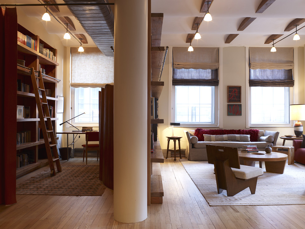 Источник вдохновения для домашнего уюта: гостиная комната в современном стиле с с книжными шкафами и полками и бежевыми стенами