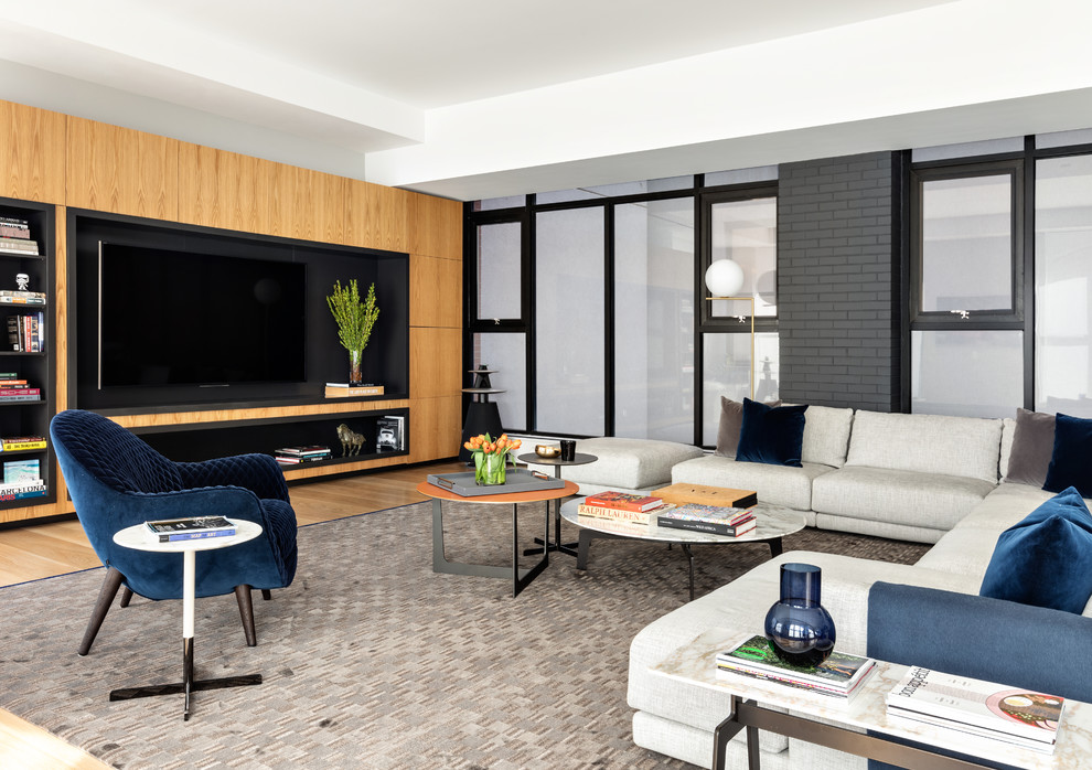 Großes Modernes Wohnzimmer ohne Kamin mit grauer Wandfarbe, hellem Holzboden, Multimediawand und beigem Boden in New York