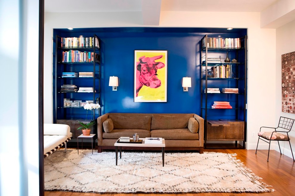 Ispirazione per un soggiorno moderno di medie dimensioni e aperto con pareti blu e pavimento in legno massello medio