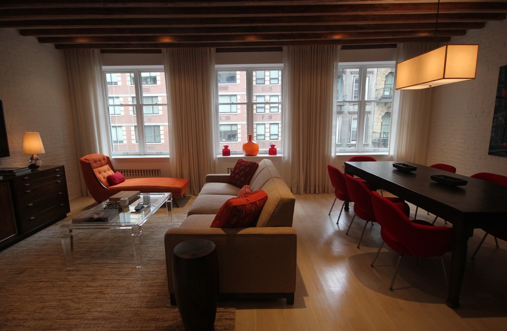 Идея дизайна: открытая гостиная комната среднего размера в современном стиле с белыми стенами, светлым паркетным полом и телевизором на стене без камина