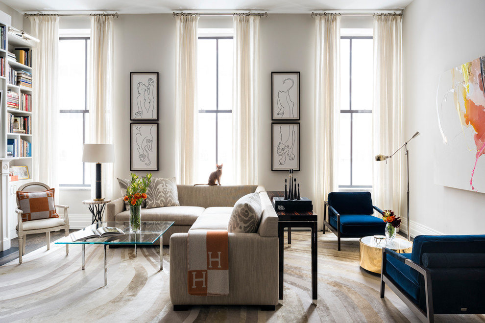 Foto di un soggiorno classico con pareti bianche, parquet scuro e pavimento marrone