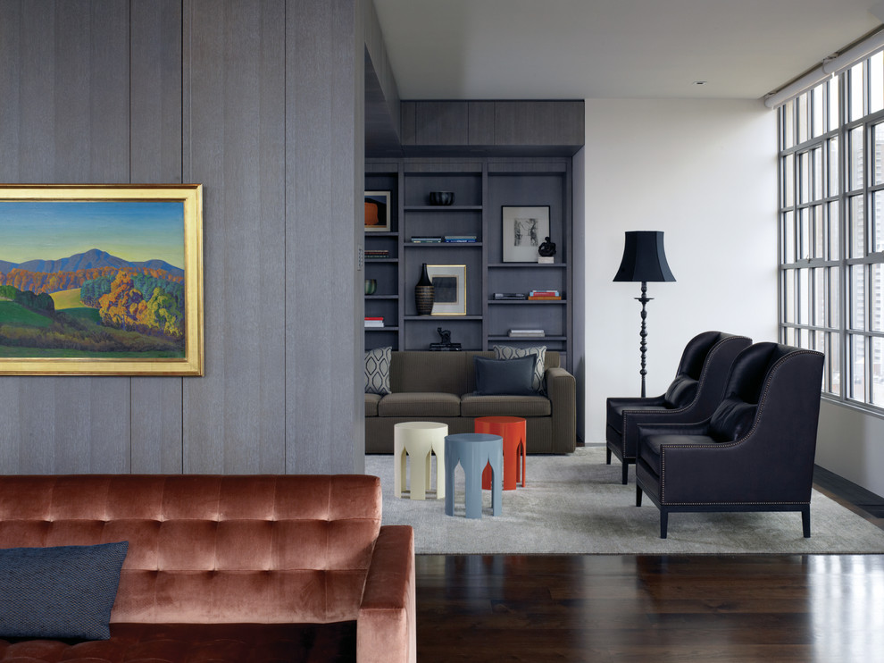 Стильный дизайн: большая открытая гостиная комната в стиле модернизм с серыми стенами и темным паркетным полом - последний тренд