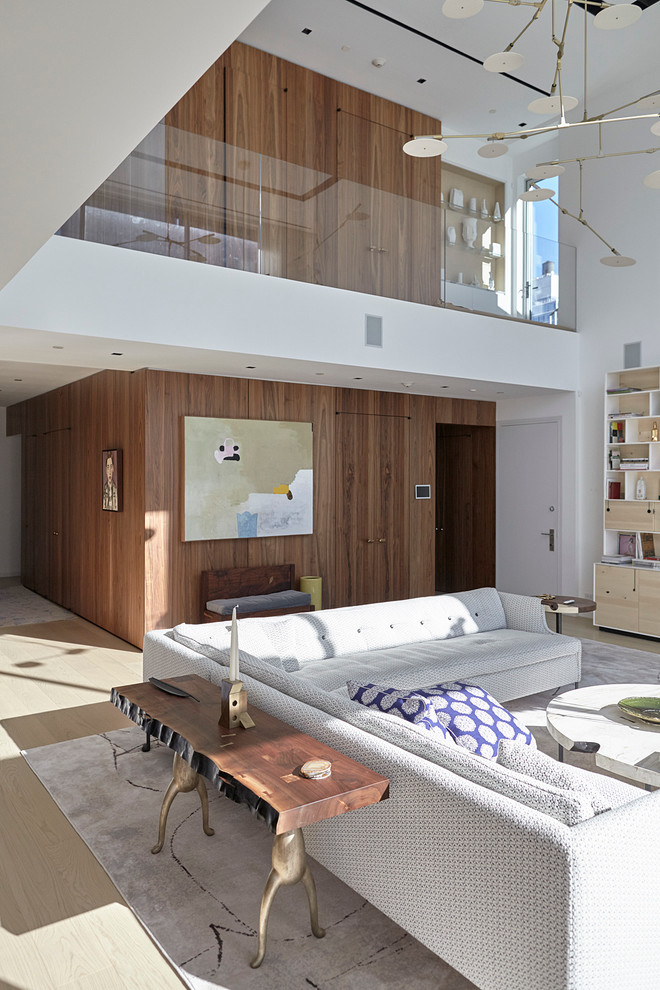 Пример оригинального дизайна: большая гостиная комната в современном стиле с белыми стенами и светлым паркетным полом без камина