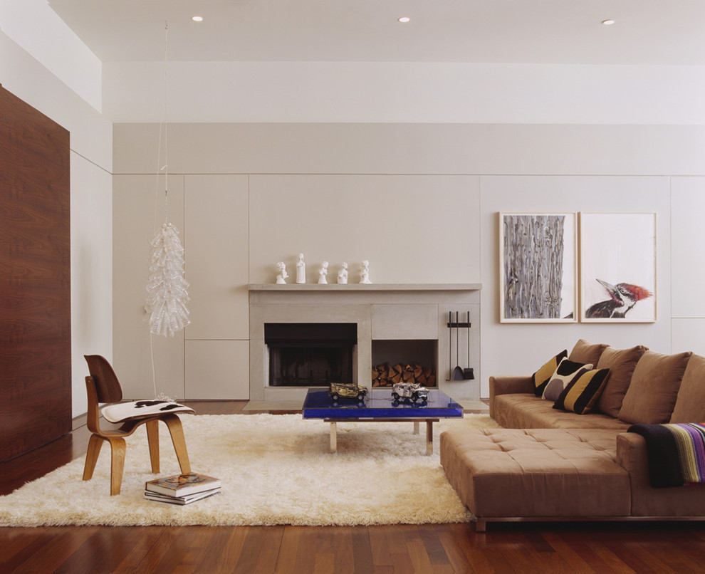 Cette photo montre un grand salon tendance avec un mur blanc, une cheminée standard, parquet foncé et aucun téléviseur.