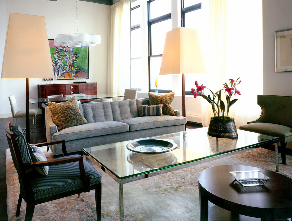 Foto de salón para visitas abierto actual de tamaño medio con paredes beige y suelo de madera oscura
