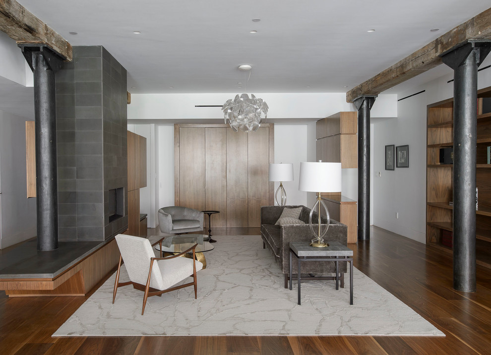 Offenes Industrial Wohnzimmer mit weißer Wandfarbe, braunem Holzboden, Gaskamin und gefliester Kaminumrandung in New York
