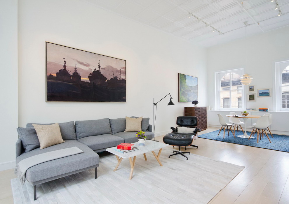Imagen de salón abierto escandinavo sin televisor con paredes blancas y suelo de madera clara