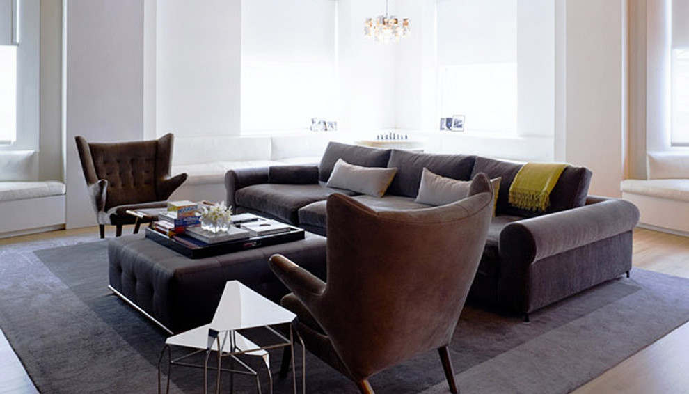 Aménagement d'un grand salon contemporain ouvert avec un mur blanc, parquet clair et un sol marron.
