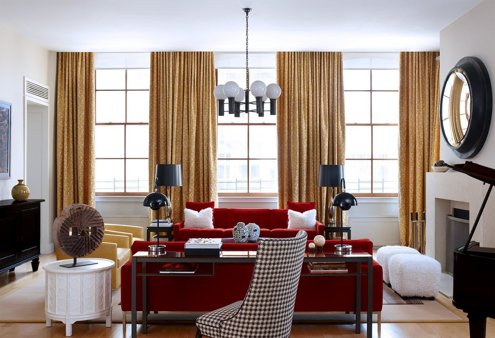 Foto di un soggiorno minimal con sala formale, parquet chiaro, camino classico, nessuna TV e pavimento beige