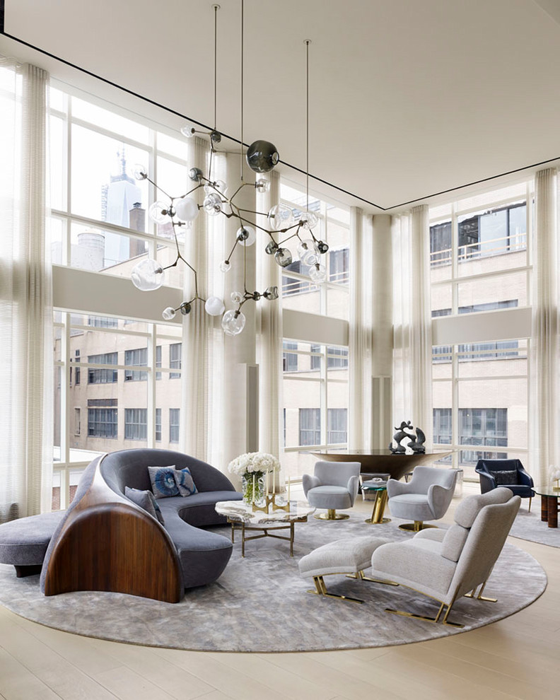 Immagine di un soggiorno design aperto con parquet chiaro