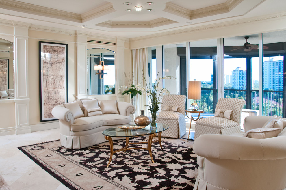 Repräsentatives Klassisches Wohnzimmer mit beiger Wandfarbe in Miami