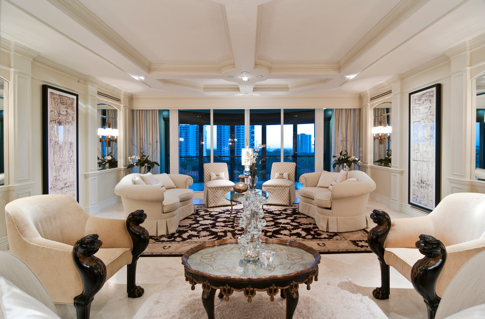Immagine di un soggiorno chic con sala formale e pareti beige