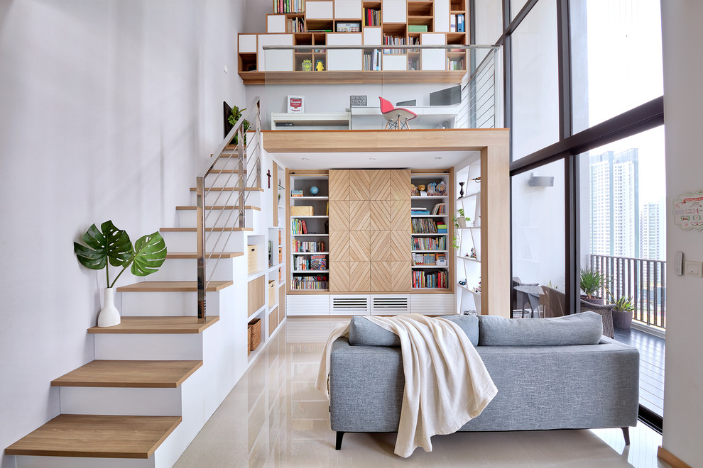 Modernes Wohnzimmer ohne Kamin mit weißer Wandfarbe, verstecktem TV und weißem Boden in Singapur