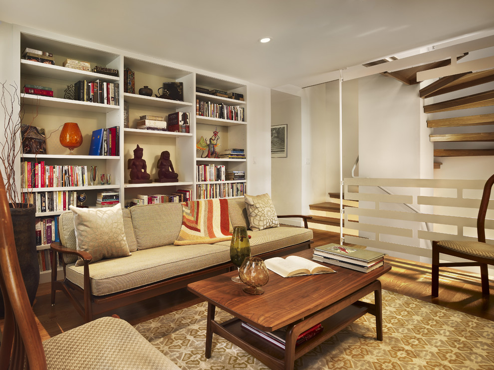 На фото: двухуровневая гостиная комната в стиле ретро с с книжными шкафами и полками