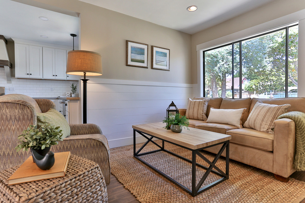 Country Wohnzimmer ohne Kamin mit beiger Wandfarbe und braunem Holzboden in Los Angeles