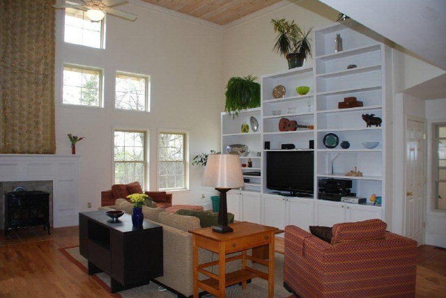 Idee per un soggiorno classico di medie dimensioni e aperto con pareti bianche, pavimento in legno massello medio e stufa a legna