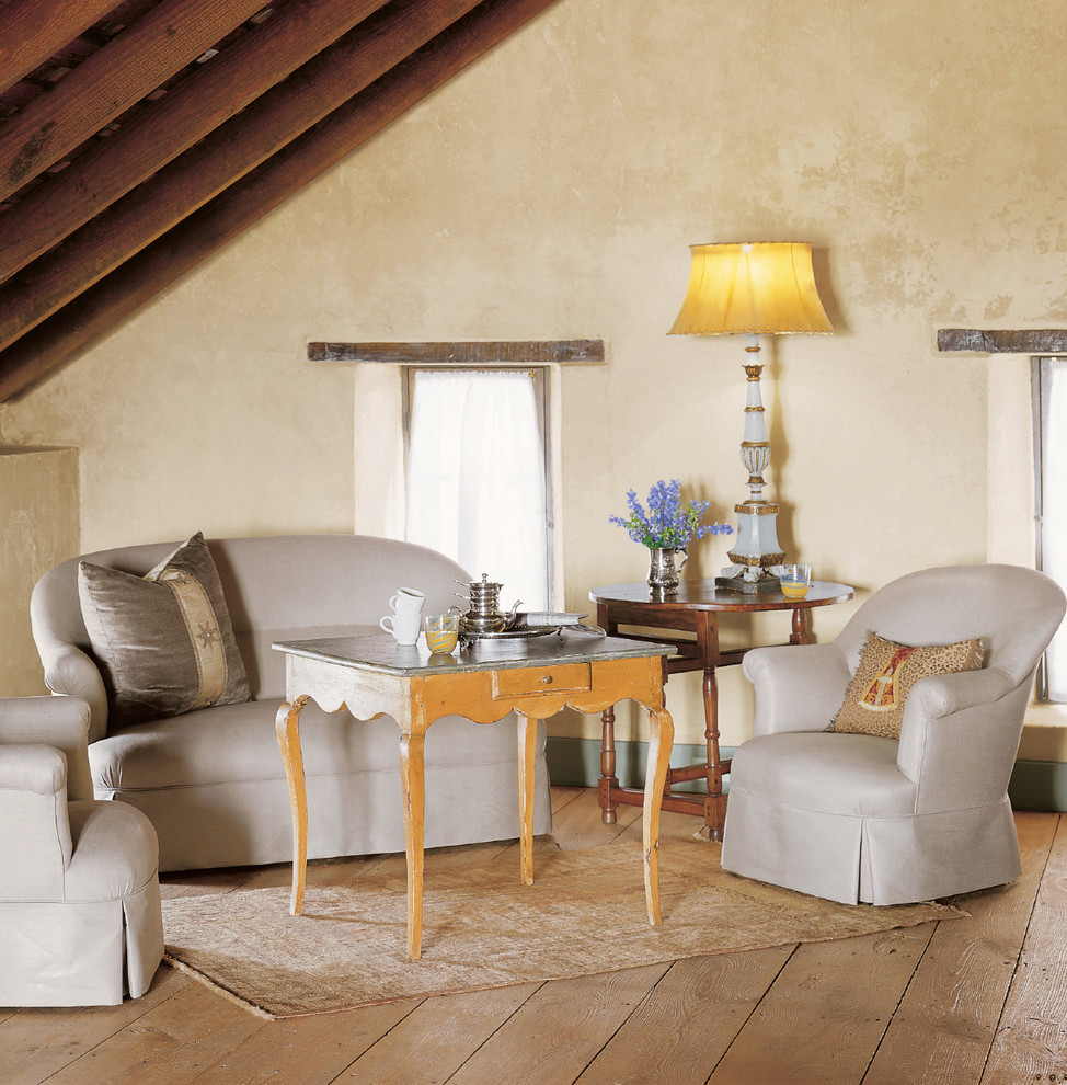 Imagen de salón de estilo de casa de campo con paredes beige y suelo de madera en tonos medios