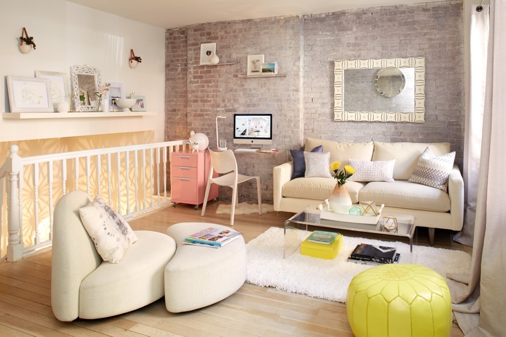 На фото: открытая гостиная комната в скандинавском стиле с белыми стенами и светлым паркетным полом