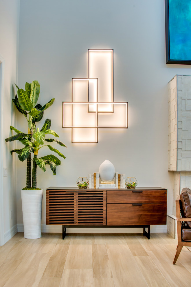 Réalisation d'un salon design de taille moyenne et ouvert avec un mur blanc, parquet clair, un sol beige, aucune cheminée et aucun téléviseur.