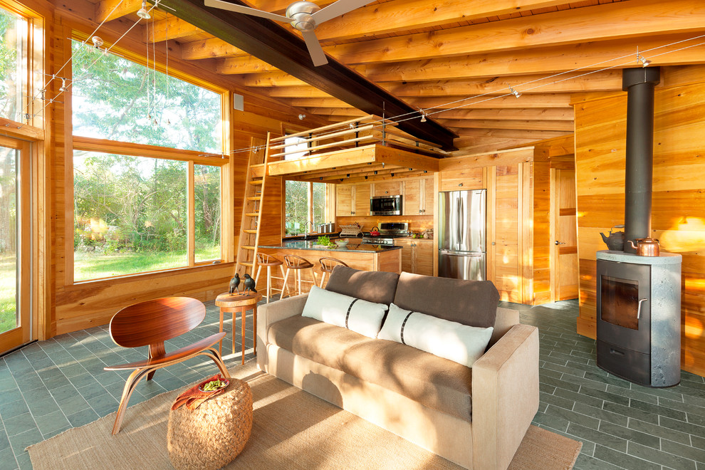 Kleines, Offenes Rustikales Wohnzimmer mit Kaminofen, grauem Boden und Schieferboden in Portland Maine