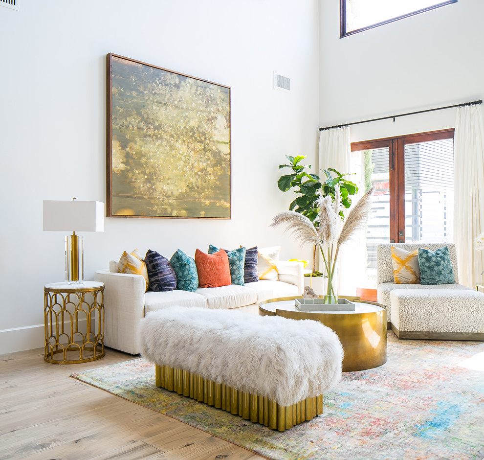 Ispirazione per un soggiorno design di medie dimensioni e aperto con pareti bianche, parquet chiaro, pavimento beige e sala formale
