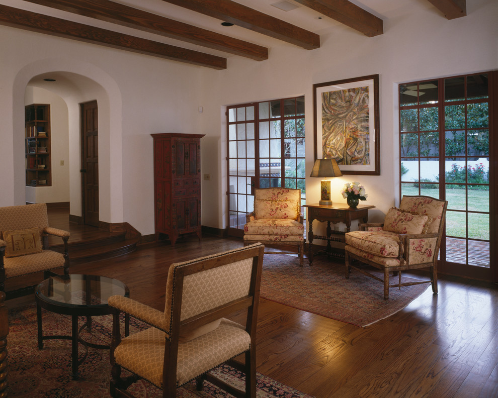 Imagen de salón para visitas cerrado mediterráneo de tamaño medio sin chimenea y televisor con paredes blancas y suelo de madera en tonos medios