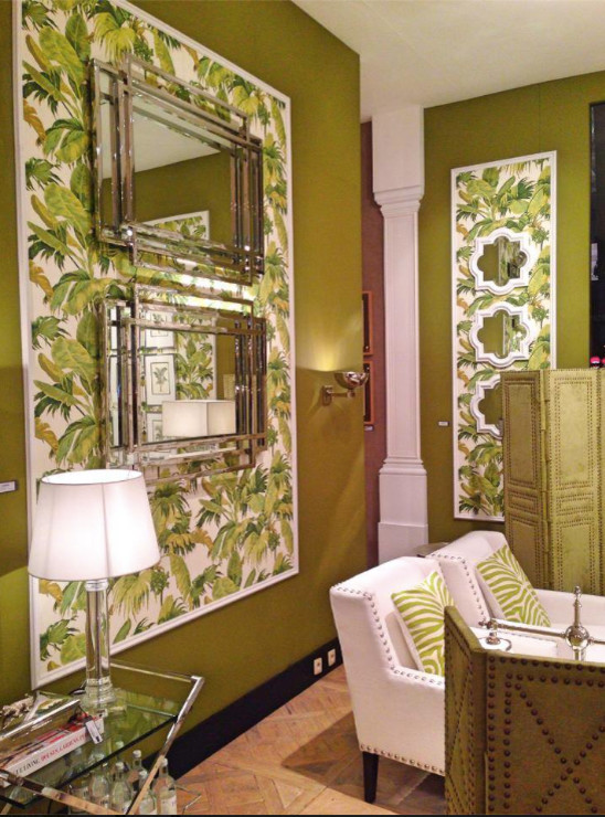 Foto de salón para visitas cerrado tropical grande con paredes verdes y suelo de madera en tonos medios