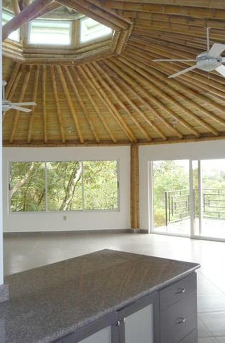 Idee per un grande soggiorno tropicale aperto con pareti bianche e pavimento in gres porcellanato
