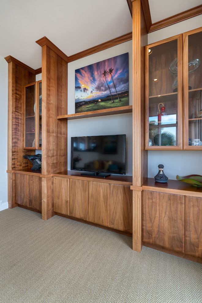 Стильный дизайн: большая гостиная комната в морском стиле - последний тренд