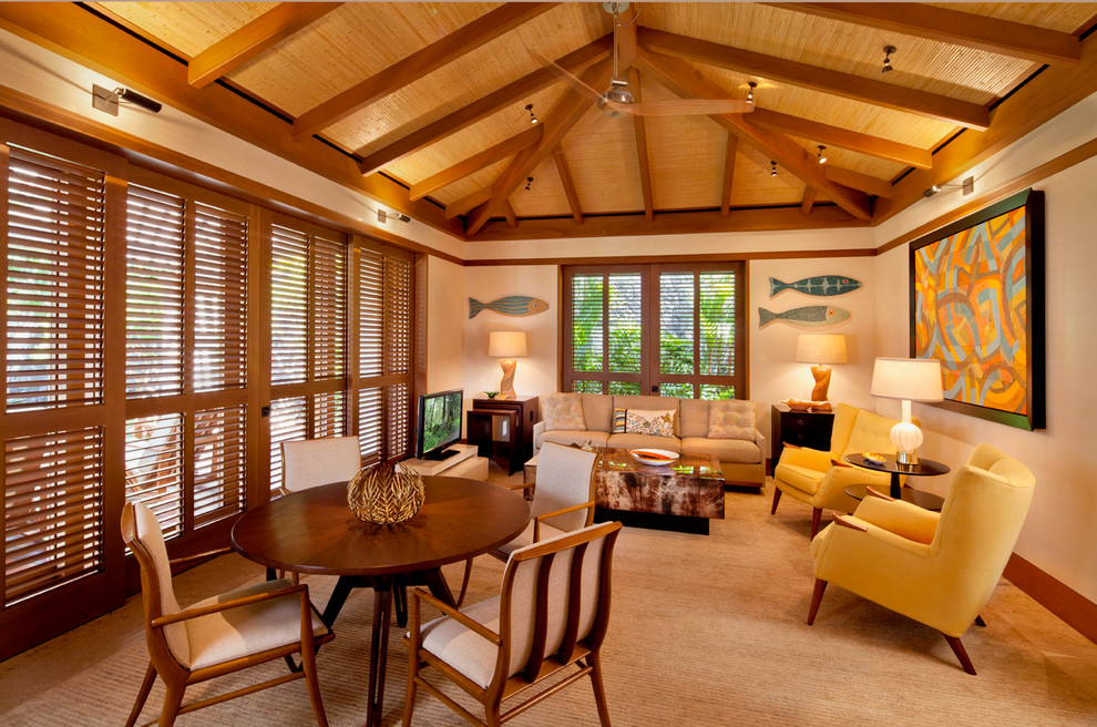 Repräsentatives Wohnzimmer ohne Kamin mit beiger Wandfarbe, Teppichboden und freistehendem TV in Hawaii