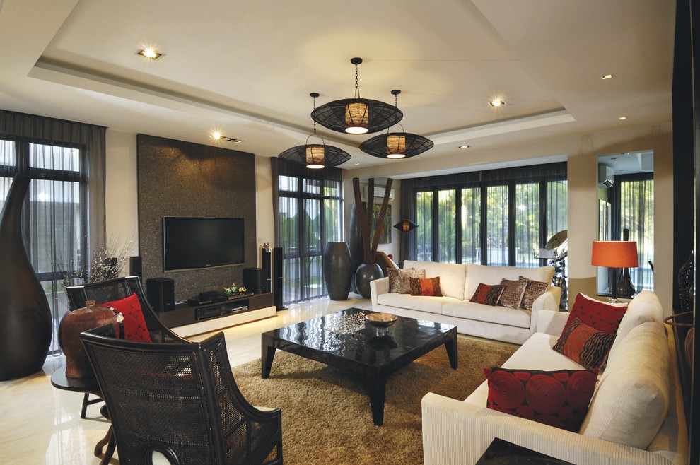 Diseño de salón tropical extra grande sin chimenea con paredes beige y televisor colgado en la pared