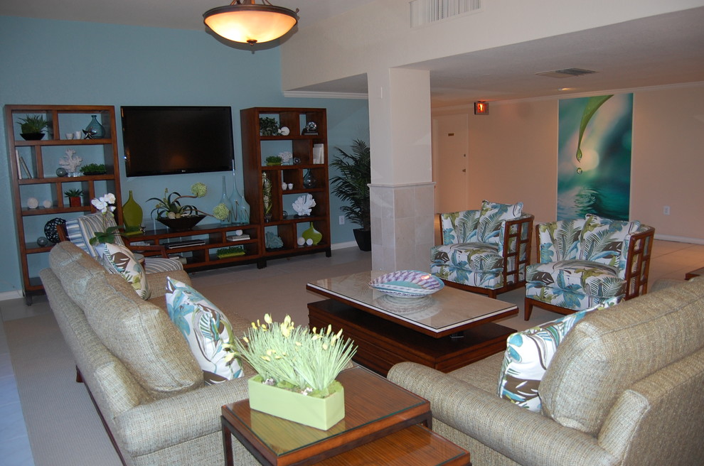Mittelgroßes, Offenes Wohnzimmer ohne Kamin mit beiger Wandfarbe, Keramikboden, TV-Wand und beigem Boden in Tampa