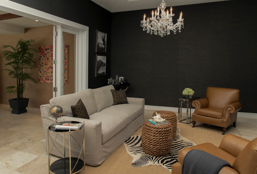 Foto di un grande soggiorno chic aperto con sala formale, pareti nere, pavimento in travertino, nessun camino e nessuna TV