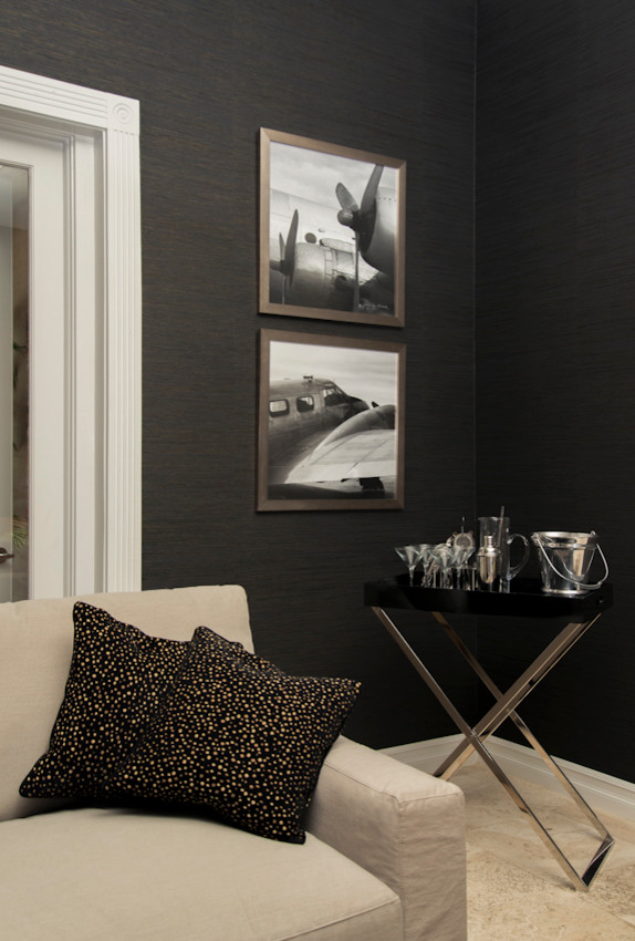 Immagine di un grande soggiorno classico aperto con sala formale, pareti nere, pavimento in travertino, nessun camino e nessuna TV