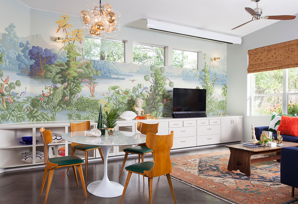 Foto de salón abierto ecléctico con paredes multicolor, suelo de madera oscura y televisor independiente