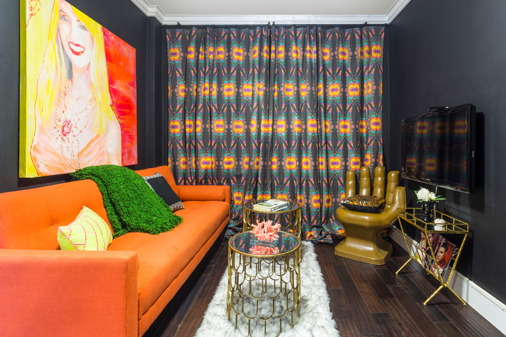 Immagine di un soggiorno tropicale chiuso con pareti nere, parquet scuro, TV a parete e pavimento marrone